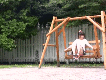【レ●プGIF】これは酷い・・・白昼堂々、児童公園で小●生を中出しレ●プする一部始終!