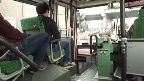 【レ●プGIF】乗客全員見て見ぬふり！イカツイDQNな痴漢にバスの中でレ●プされる女子●生ｗｗｗｗ その1