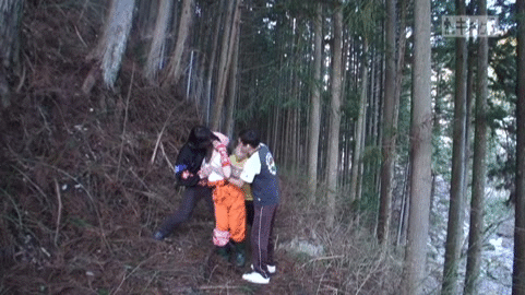 【合法ロリGIF】山奥の林道で村人に襲われる農家の娘…これが田舎の闇なのかｗｗｗｗｗｗ その1