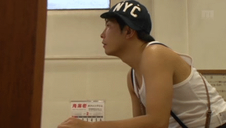 【合法ロリGIF】実家の銭湯に来た同級生にイタズラするマセガキｗｗｗ小学生男子に番台をさせるとこうなる その1