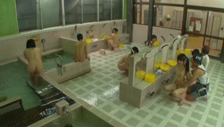 【合法ロリGIF】実家の銭湯に来た同級生にイタズラするマセガキｗｗｗ小学生男子に番台をさせるとこうなる その7