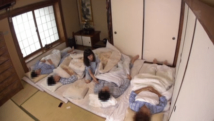 【合法ロリGIF】これが近親相姦ファミリー!?親兄弟のチンポしゃぶって起こす少女wwwww その1