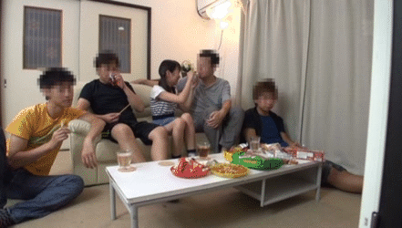 【合法ロリGIF】これが近親相姦ファミリー!?親兄弟のチンポしゃぶって起こす少女wwwww その8