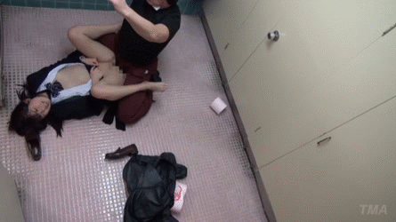 【公衆便所レイプGIF】おしっこ中にトイレのドアをこじ開けられた女子高生の末路…小便漏らしレイプｗｗｗ その16