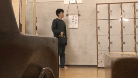 【銭湯レイプGIF】男湯に連れてこられた小学生…父親の後ろでイタズラされるｗｗｗｗｗ その1