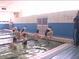 【ぶっかけGIF】スイミング教室で池沼に絡まれたスク水少女の末路が悲惨過ぎるｗｗｗｗ その3