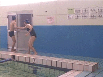 【ぶっかけGIF】スイミング教室で池沼に絡まれたスク水少女の末路が悲惨過ぎるｗｗｗｗ その4