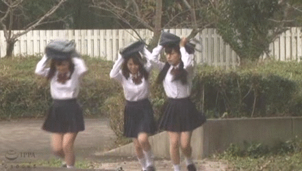 【エロGIF】雨でびしょ濡れ…ブラジャー透け透けの女子高生がバスに乗った結果!?痴漢されて当たり前ww その2