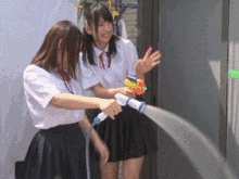 【エロGIF】水遊びでびしょ濡れの女子●生がブラジャー透け透け！勃起したら襲われる逆レ●プSEX