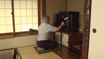 亡くなった婆さんの仏壇の前で…孫に鬼イラマチオ!尋常じゃない背徳感に暴走する家庭内レイプGIF画像 その1