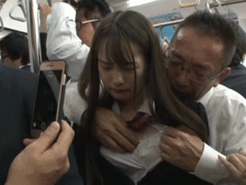 痴漢されても黙って耐えるだけの女子高生を発見…痴漢を追い払い代わりにやりまくるレ●プGIF画像