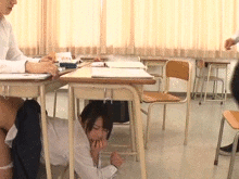 机のしたからチ●ポしゃぶってくる女子高生にフルぼ●き…同級生に隠れてエ●チする中出しGIF画像